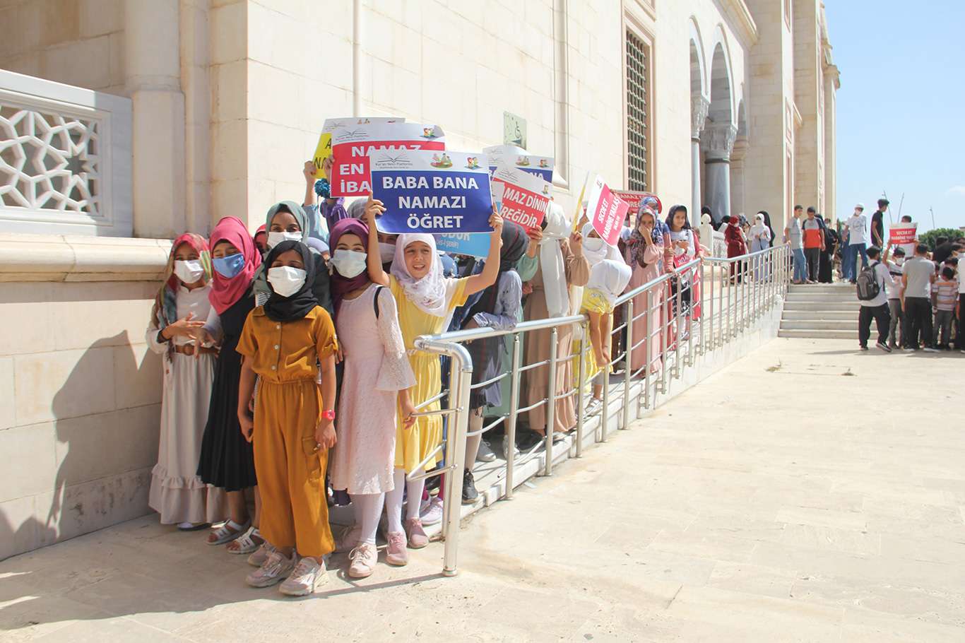 Adana'da yüzlerce çocuk "Hayat Namazla Güzeldir" etkinliğine katıldı